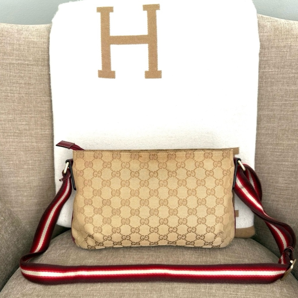 Authentic Gucci brown monogram crossbody bag - Picture 5 of 15